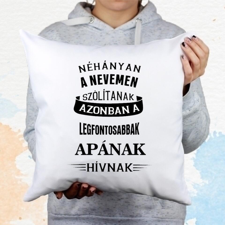Néhányan a nevemen szólítanak, azonban a legfontosabbak Apának hívnak párna