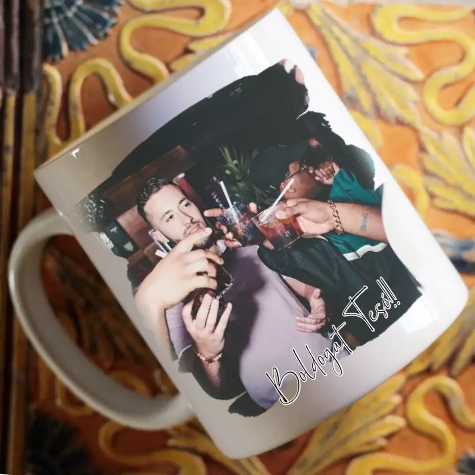 Őrülten jól nézek ki szülinapi bögre