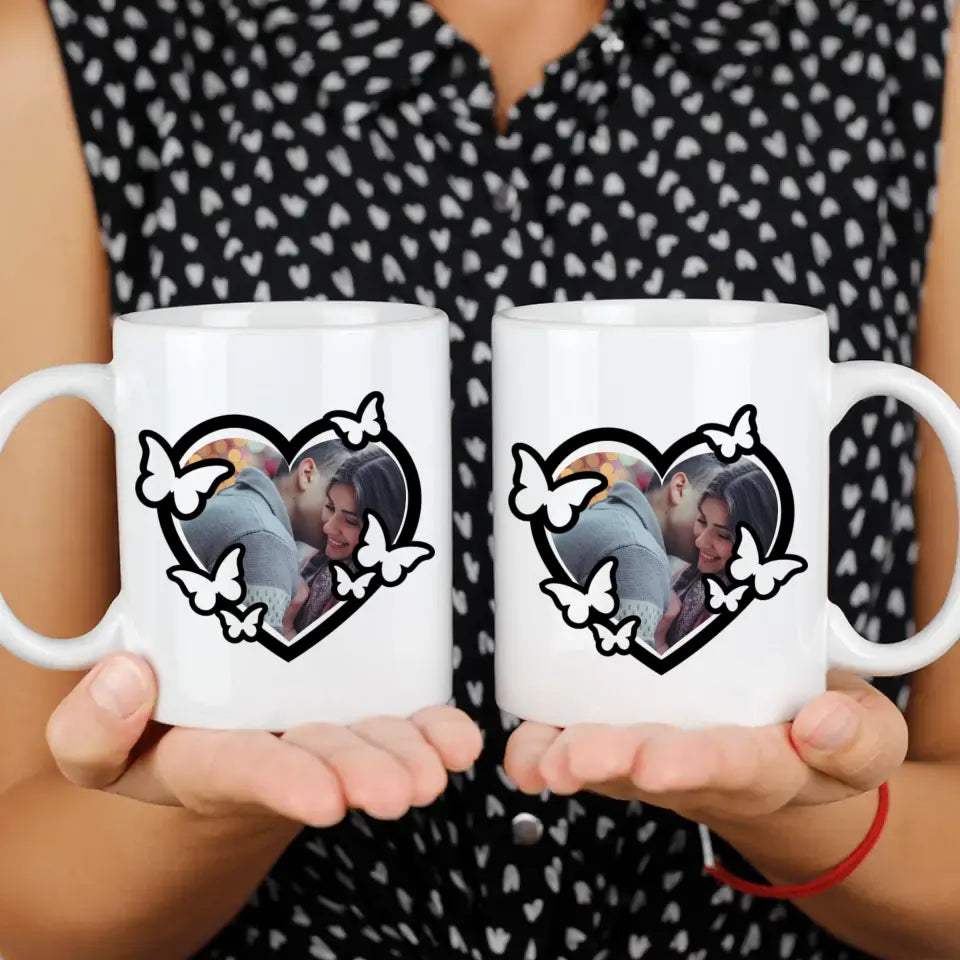 Szív alakú egyedi képes bögre pillangókkal