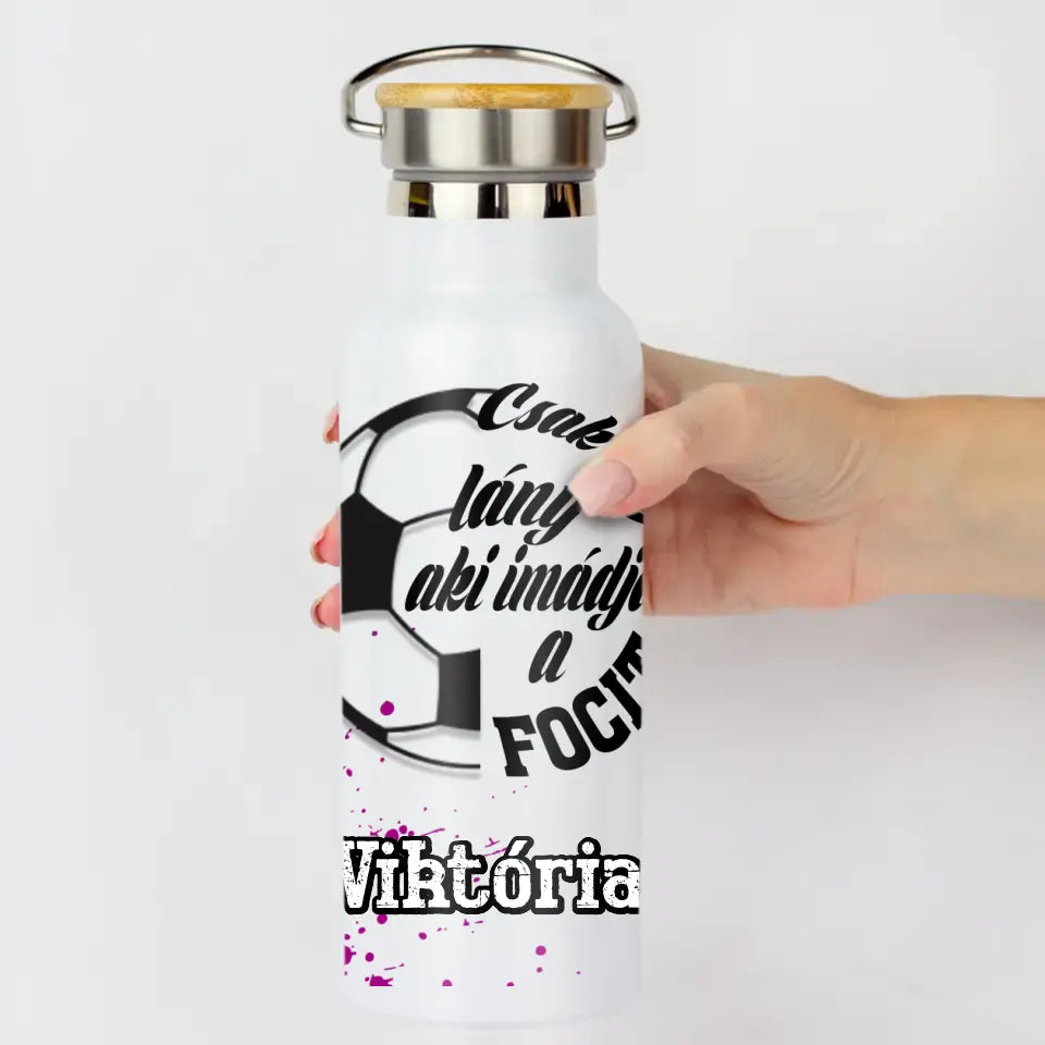 Csak egy lány aki imádja a focit ajándék kulacs egyedi névvel