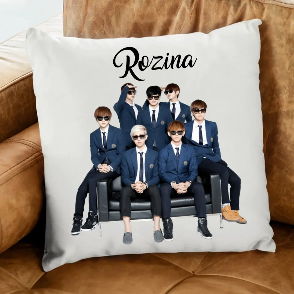 BTS párna felirattal