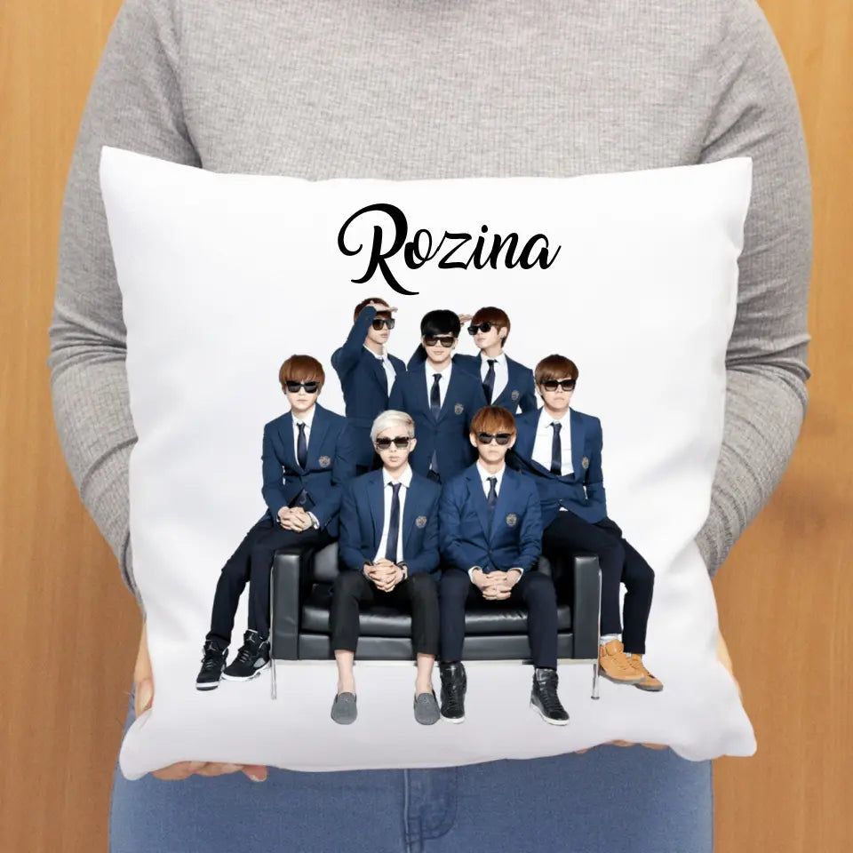 BTS párna felirattal