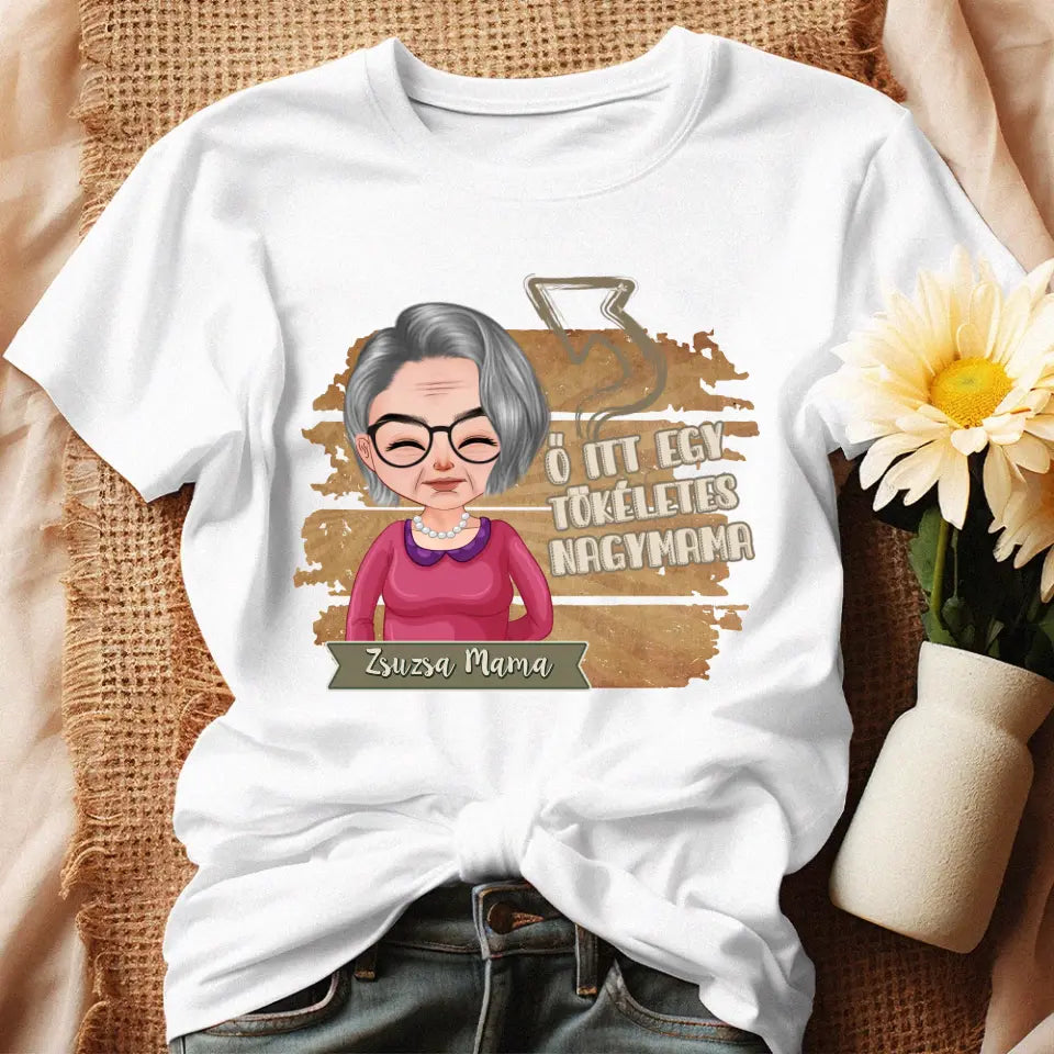 Egyedi ajándék nagymamáknak - Szerkeszthető karakteres Tökéletes Nagymama póló fehér
