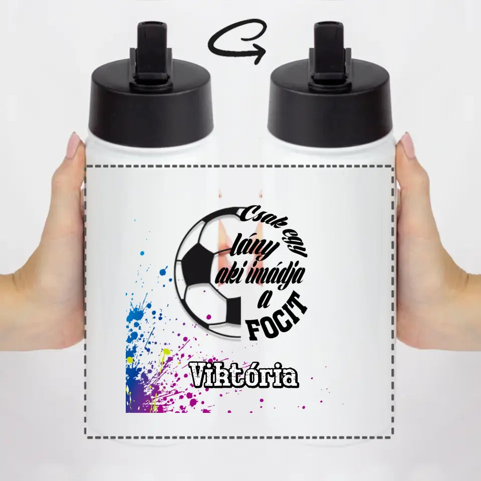 Csak egy lány aki imádja a focit ajándék szívószálas kulacs egyedi névvel