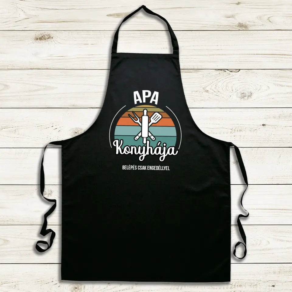 Apa konyhája fekete kötény