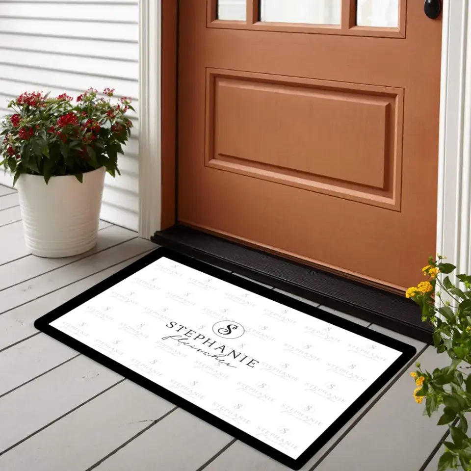 Szerkeszthető Céglogós lábtörlő egy logóval középen vagy akár sok kis logóval a háttérben fehér alapon