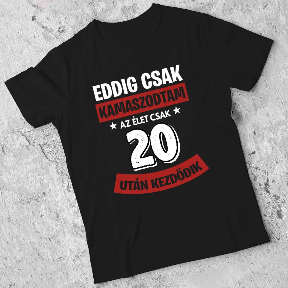 Szülinapi ajándék 20 éveseknek - Eddig csak kamaszodtam vicces férfi póló