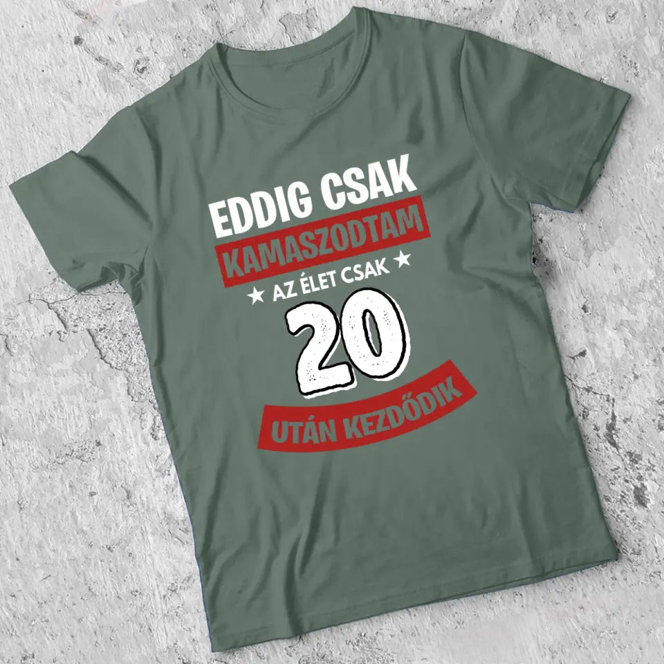 Szülinapi ajándék 20 éveseknek - Eddig csak kamaszodtam vicces férfi póló