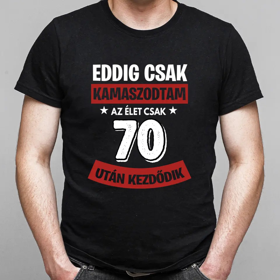 Szülinapi ajándék 70 éveseknek - Eddig csak kamaszodtam vicces férfi póló