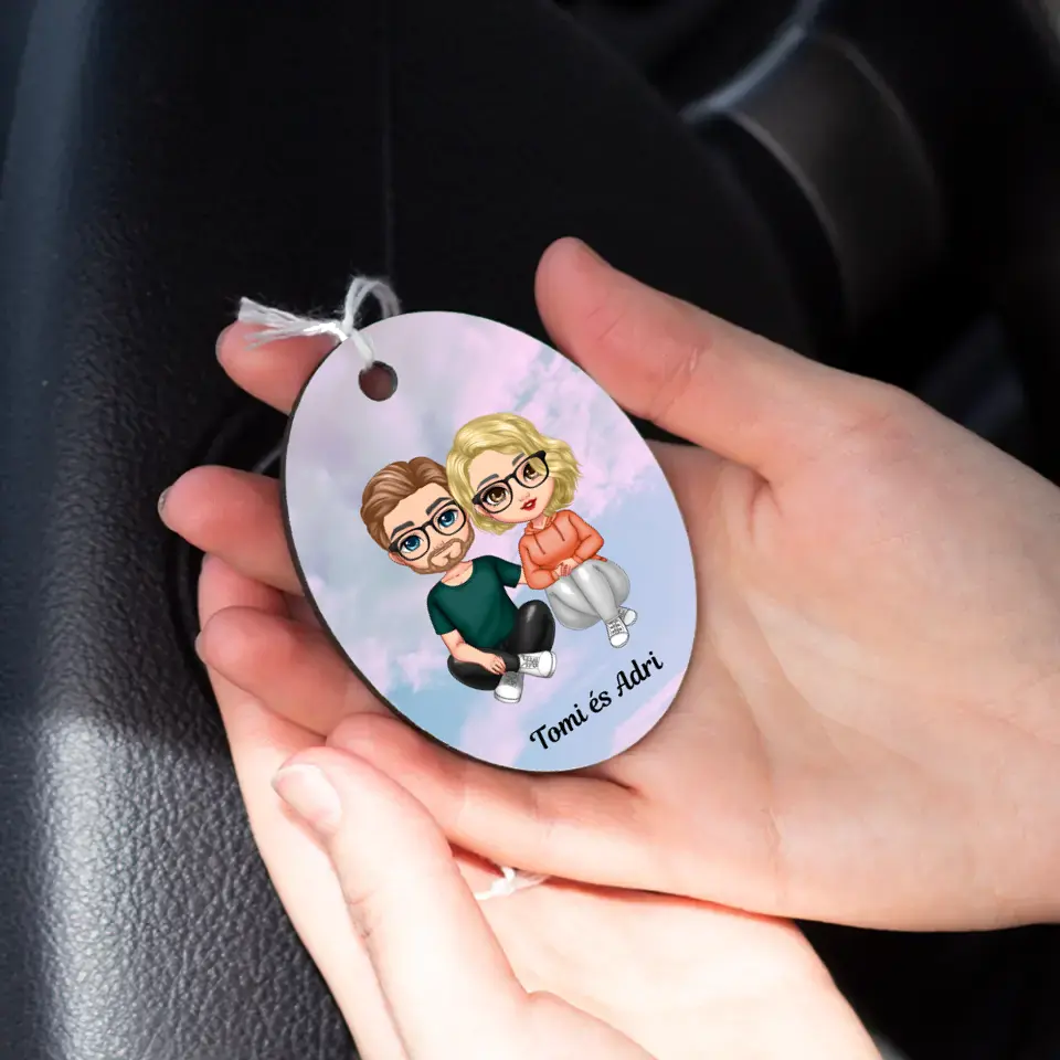 Cuki páros szerkeszthető karakteres ovális visszapillantó ajándék dísz egyedi névvel vagy felirattal