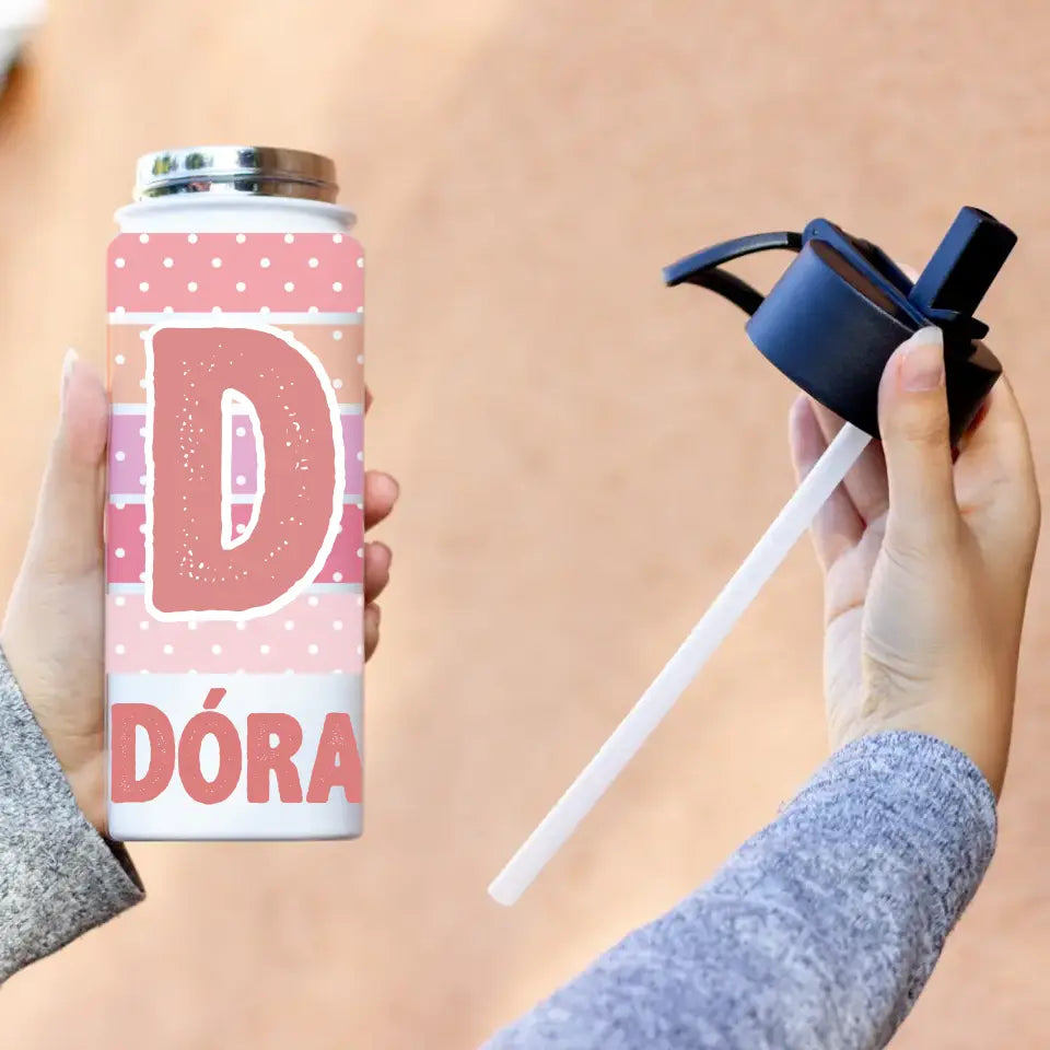 Szívószálas egyedi kulacs rózsaszín szalagokkal és egyedi névvel