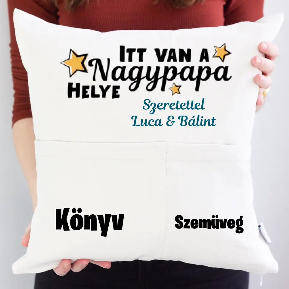 A Nagypapa helye, zsebes párna egyedi névvel és felirattal