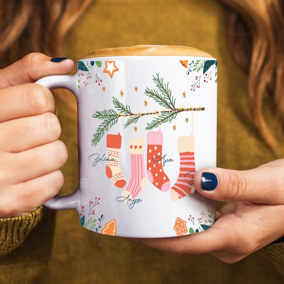 Karácsonyi csizmás ajándék bögre a családnak egyedi nevekkel