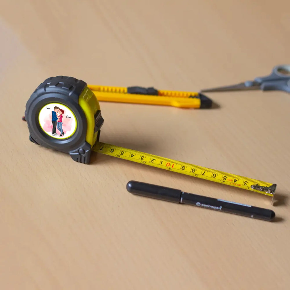 Ölelkezős mérőszalag szerkeszthető karakterekkel