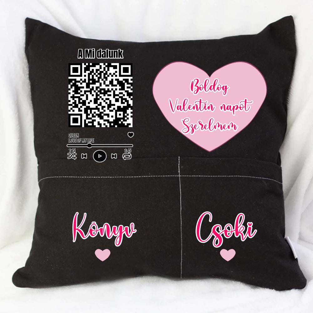 A Mi dalunk - Zsebes párna szerkeszthető QR kóddal Valentin napra