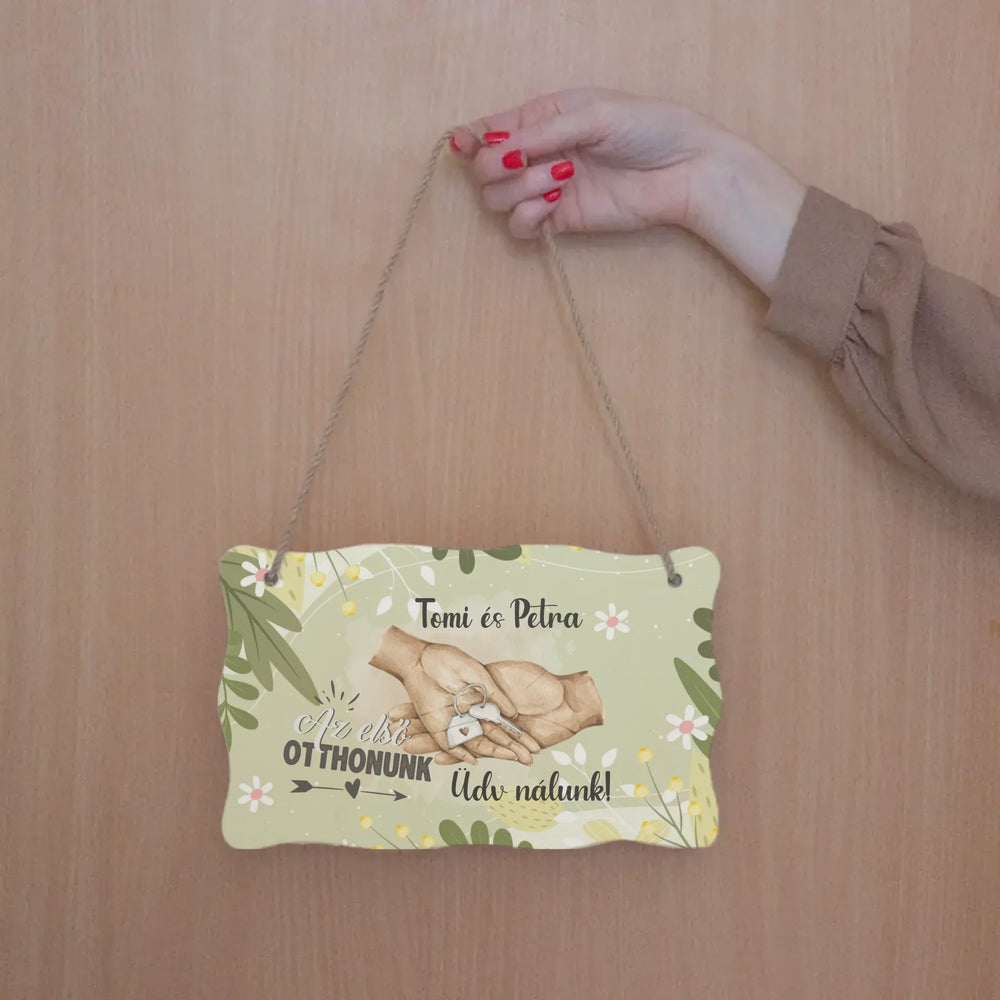 Üdvözlő fa dísztábla egyedi névvel és választahó mintával