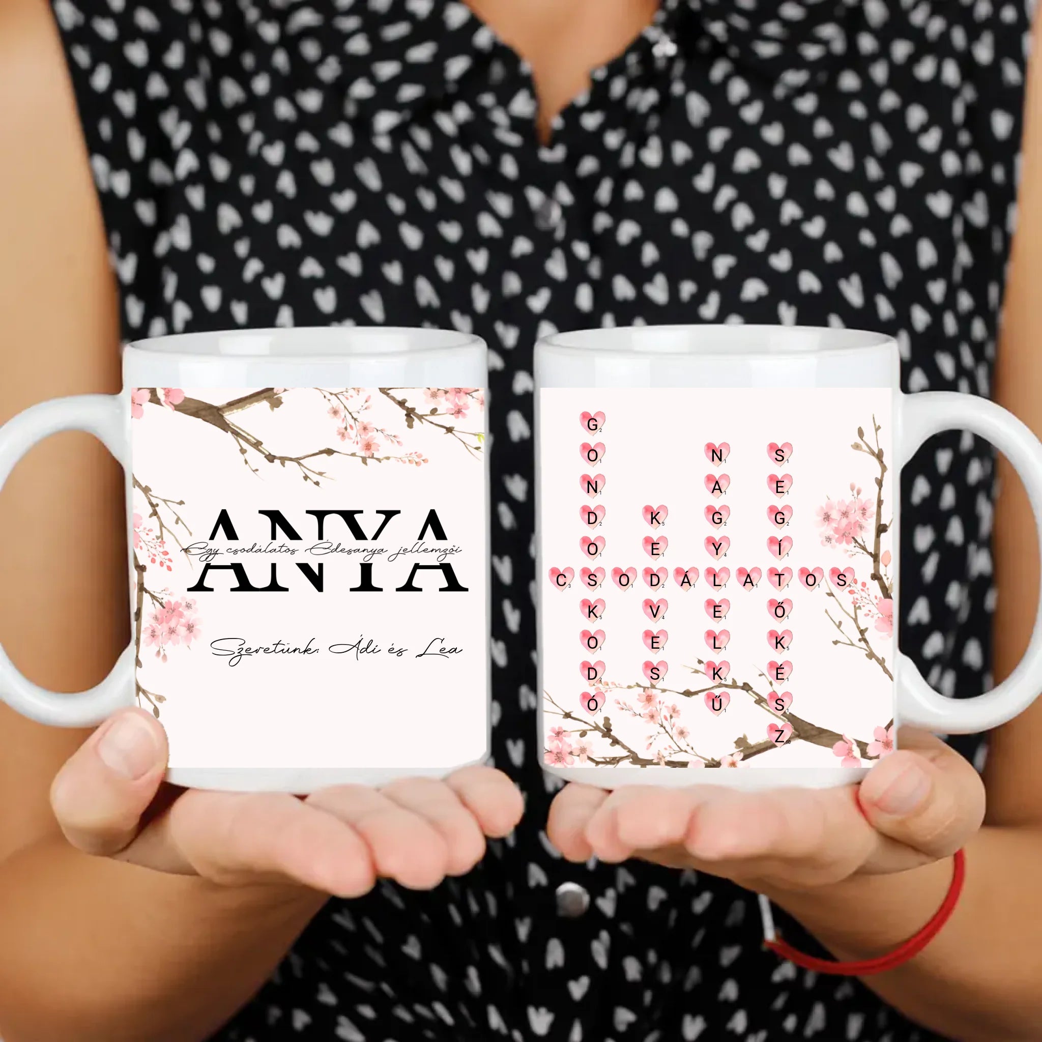 Egy csodálatos Édesanya jellemzői - Egyedi scrabble feliratos bögre Anyák napjára