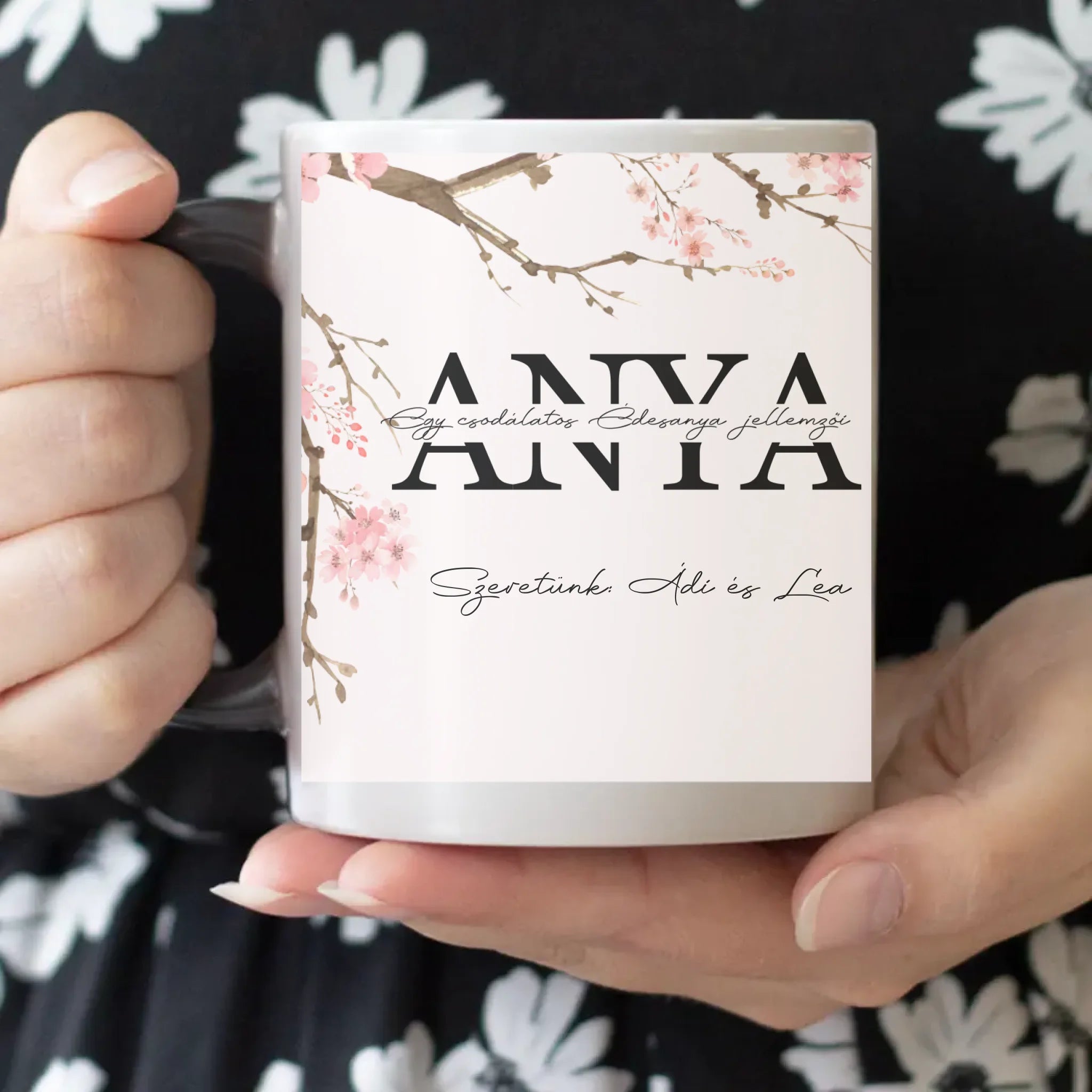 Egy csodálatos Édesanya jellemzői - Egyedi scrabble feliratos bögre Anyák napjára