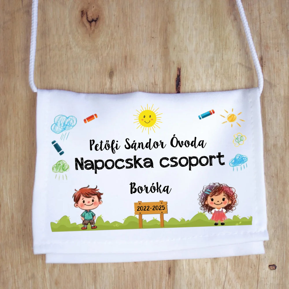 Ballagási tarisznya szerkeszthető csoport névvel és felirattal