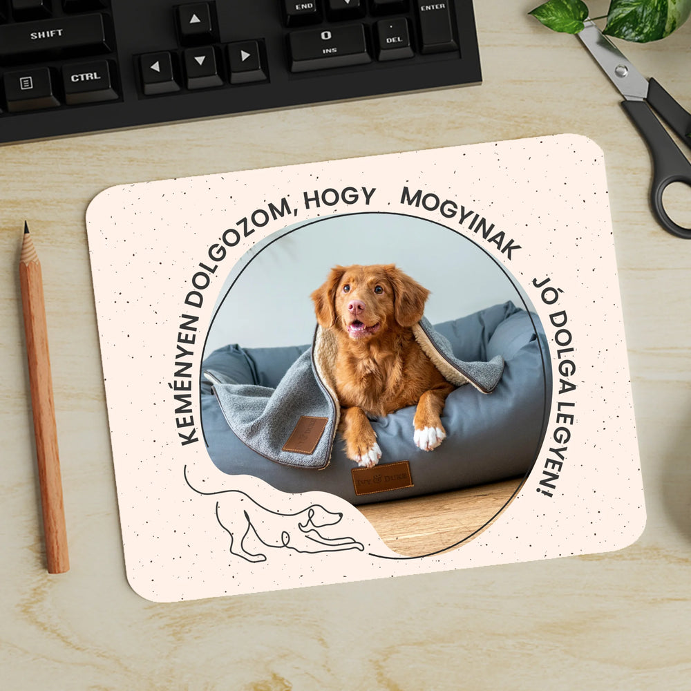 Kutyás egérpad gazdiknak - Keményen dolgozom felirattal képpel és kutya nevével