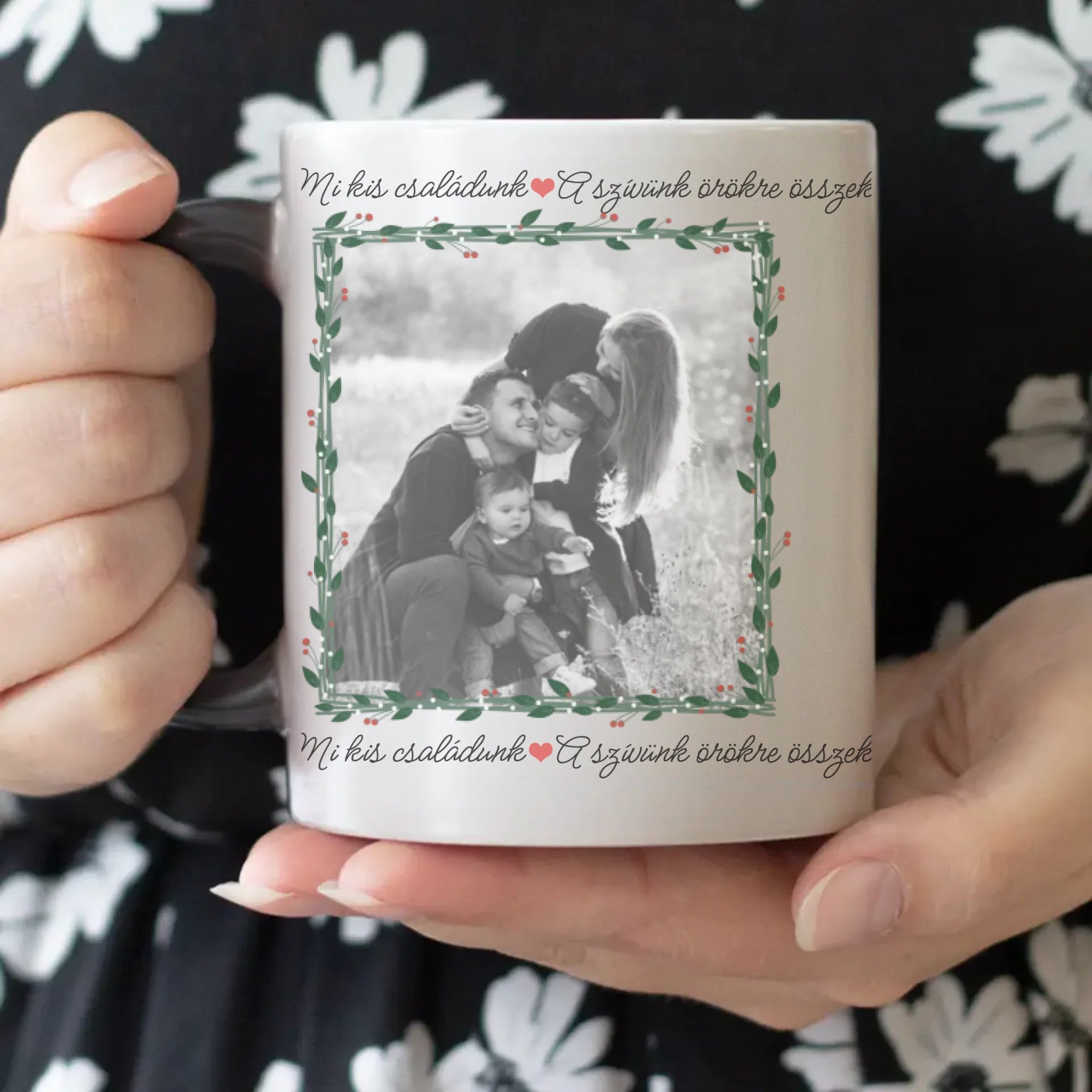 Mi kis családunk - egyedi képes karácsonyi ajándék bögre scrabble mintával