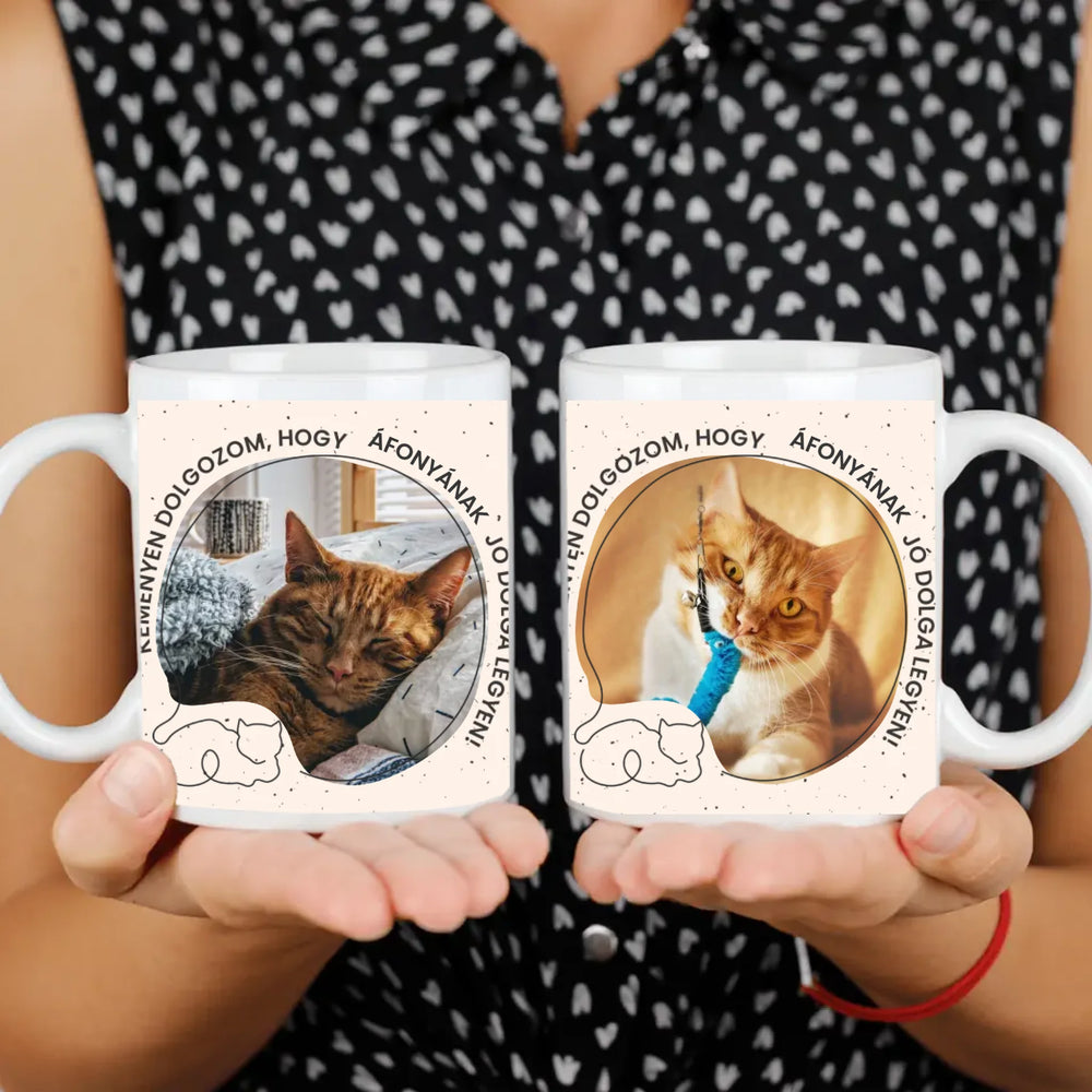 Macskás bögre gazdiknak - Keményen dolgozom felirattal képpel és cica nevével