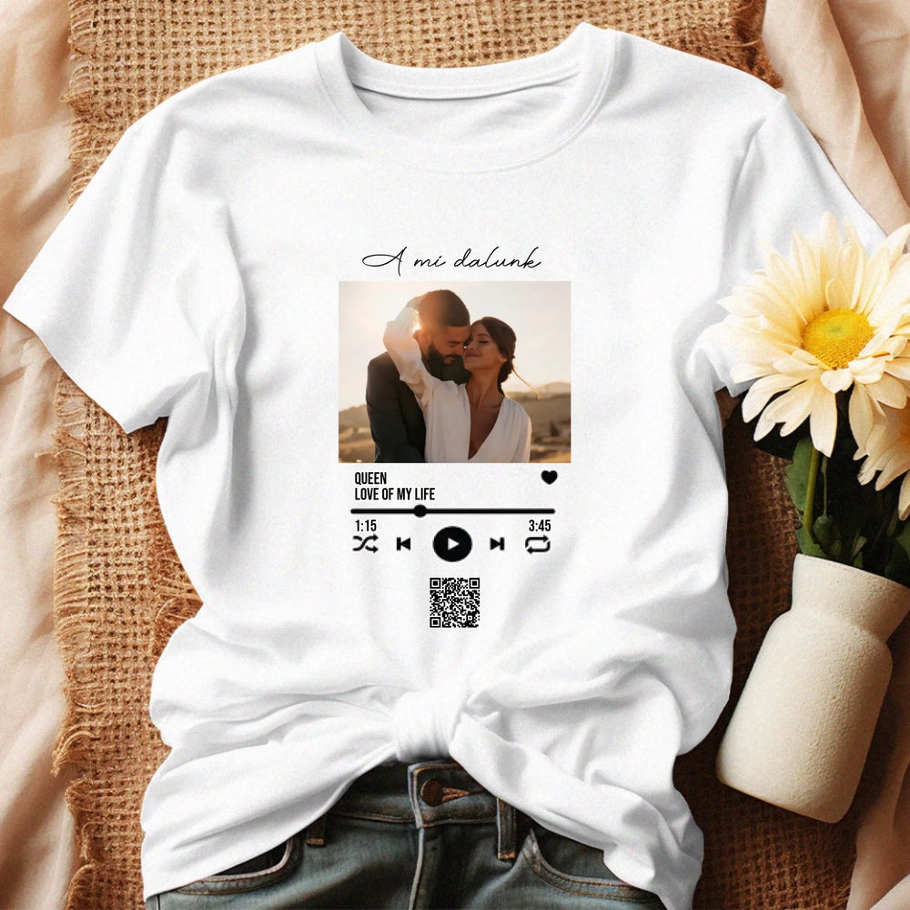 A Mi dalunk - Női póló szerkeszthető QR kóddal Valentin napra