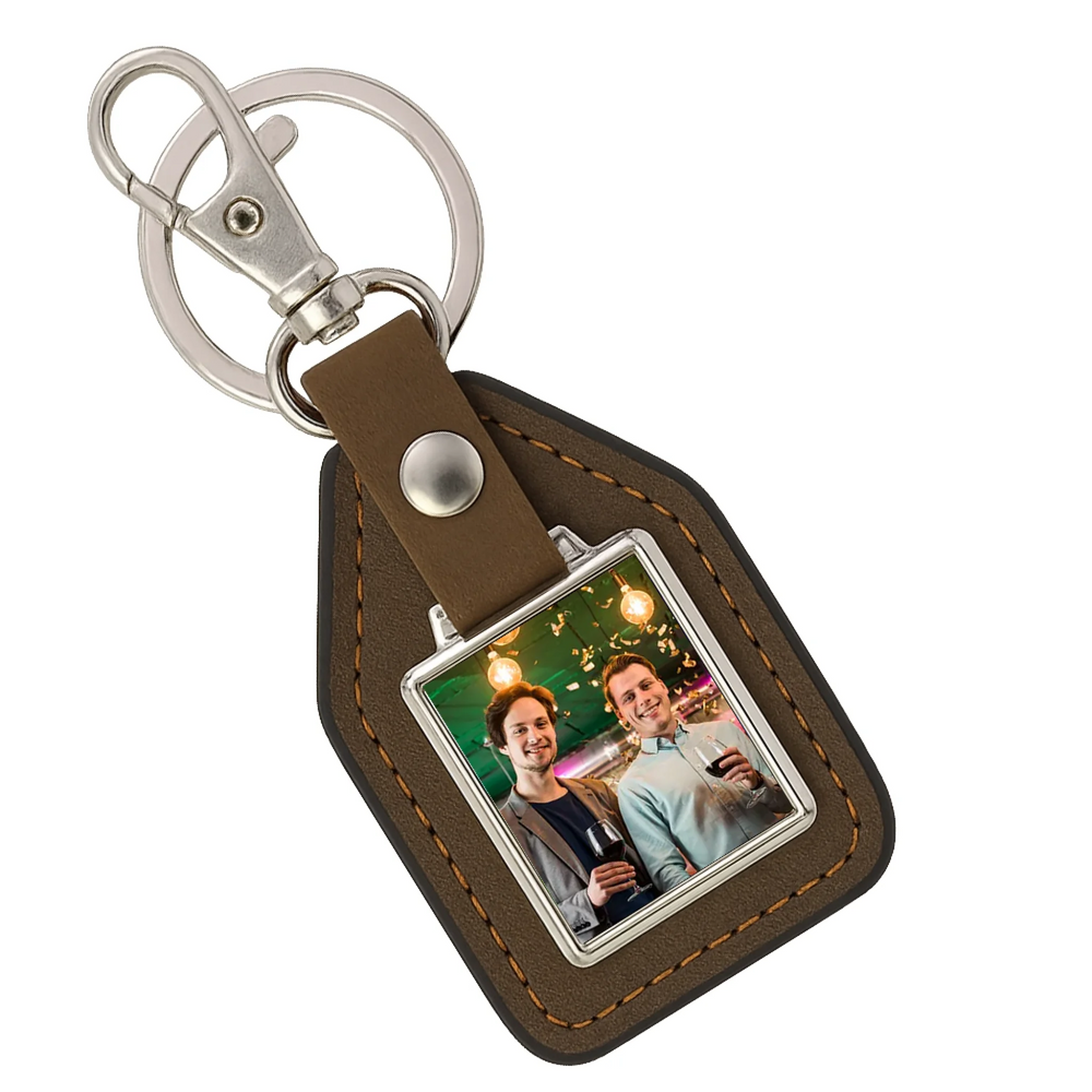 Kollégának karácsonyi ajándék egyedi képes kulcstartó bőrháttérrel