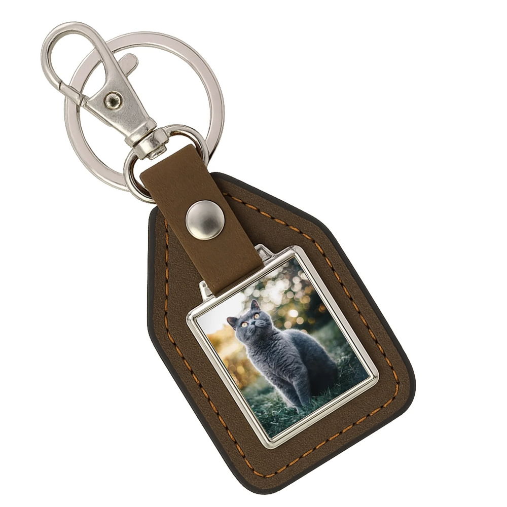 Egyedi kulcstartó bőrháttérrel és állatos fényképpel