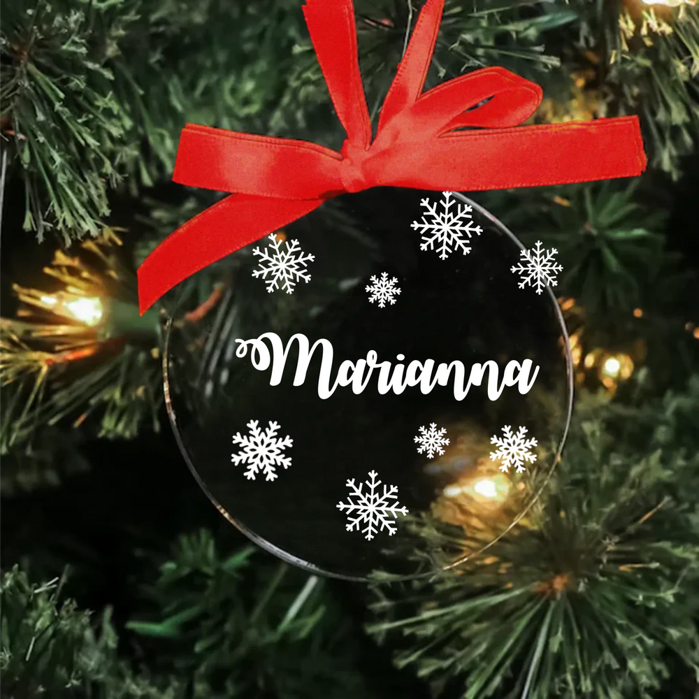 Egyedi neves ajándék - üveg karácsonyfadísz hópelyhekkel_