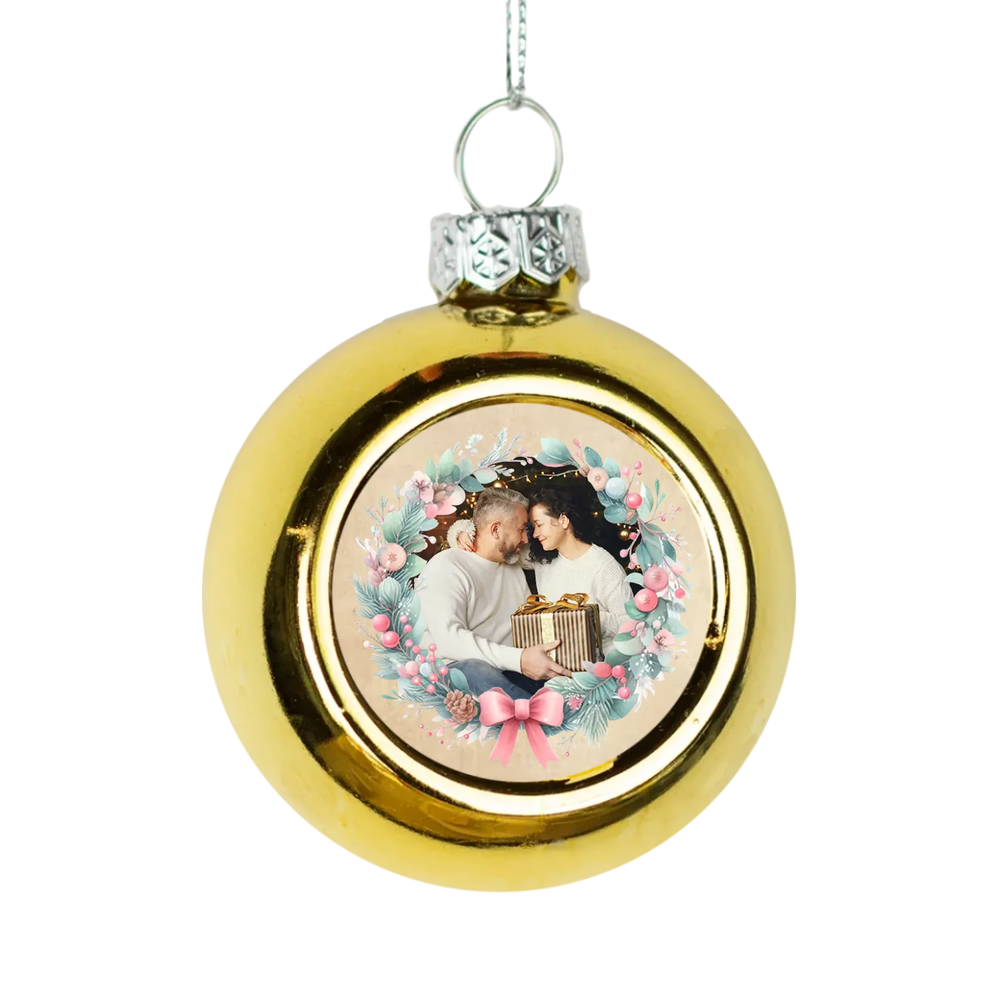 Karácsonyi arany gömbdísz ünnepi koszorúval és saját fényképpel