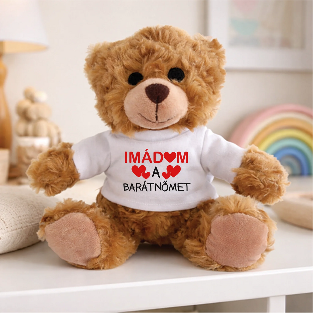 Plüss maci imádom feliratos pólóban