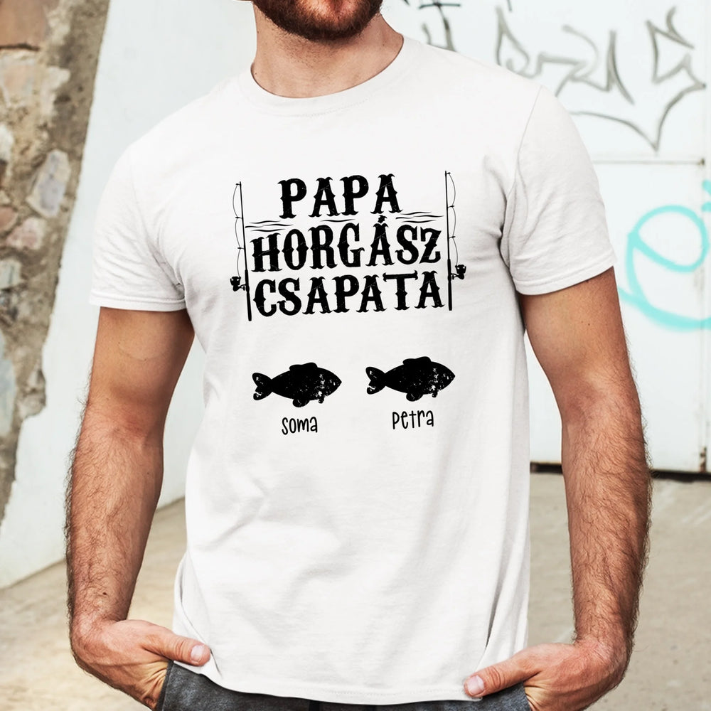 Ajándék Papáknak - Papa horgász csapata póló akár 6 unoka nevével