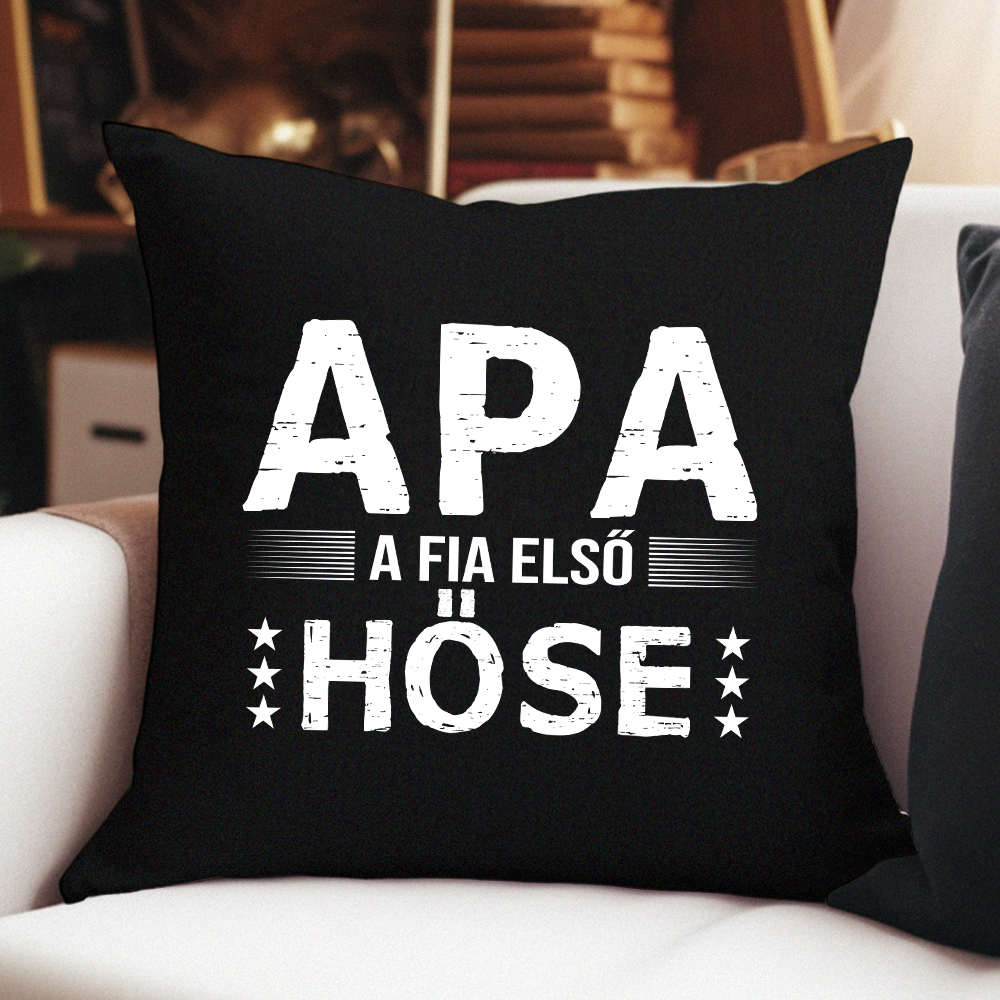 Apa a fia első hőse Apák Napi Ajándék párna fekete huzattal
