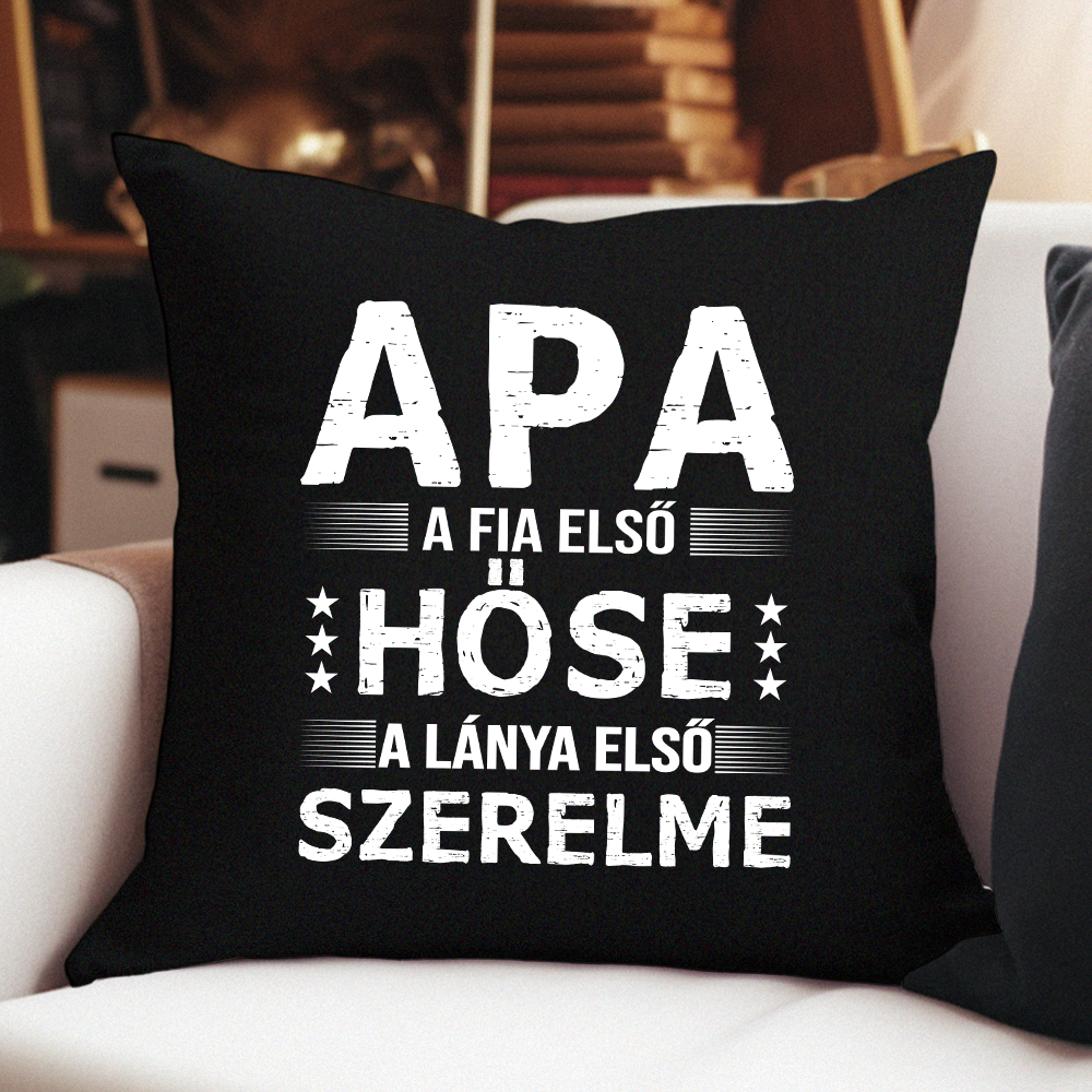 Apa a fia első hőse, a lánya első szerelme Apák Napi Ajándék párna fekete huzattal