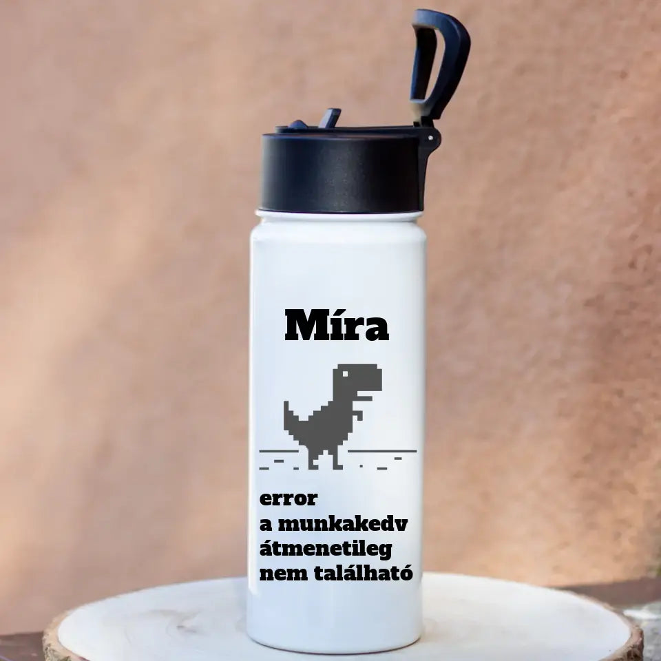 Fehér szívószálas kulacs saját névvel, vicces felirattal és humoros pixel dinóval