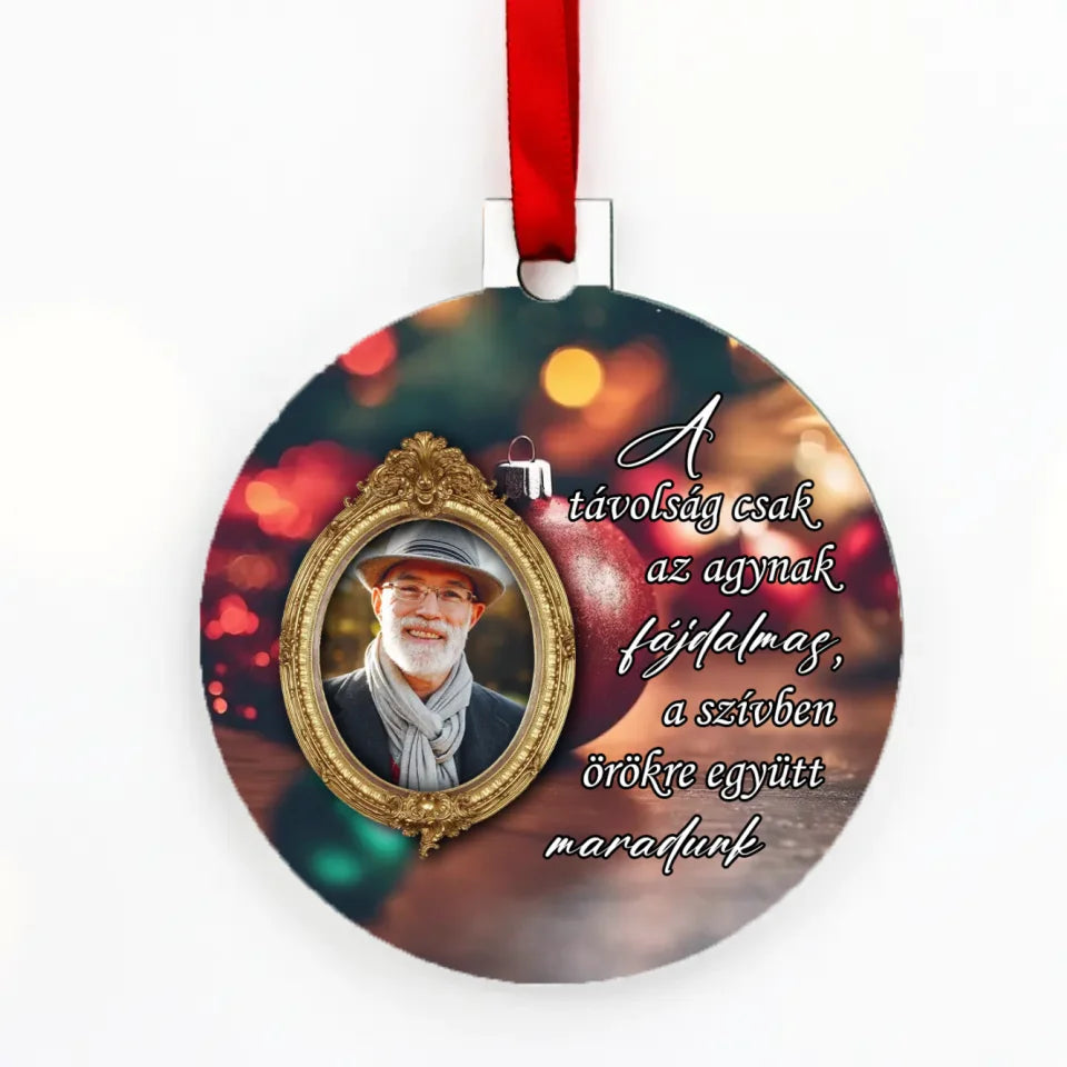 Személyre szabott gyászképes karácsonyfadísz elhunyt szeretteddel, aranyszínű kerettel és megható üzenettel. Tökéletes kegyeleti ajándék karácsonyra, emlék megőrzésére.