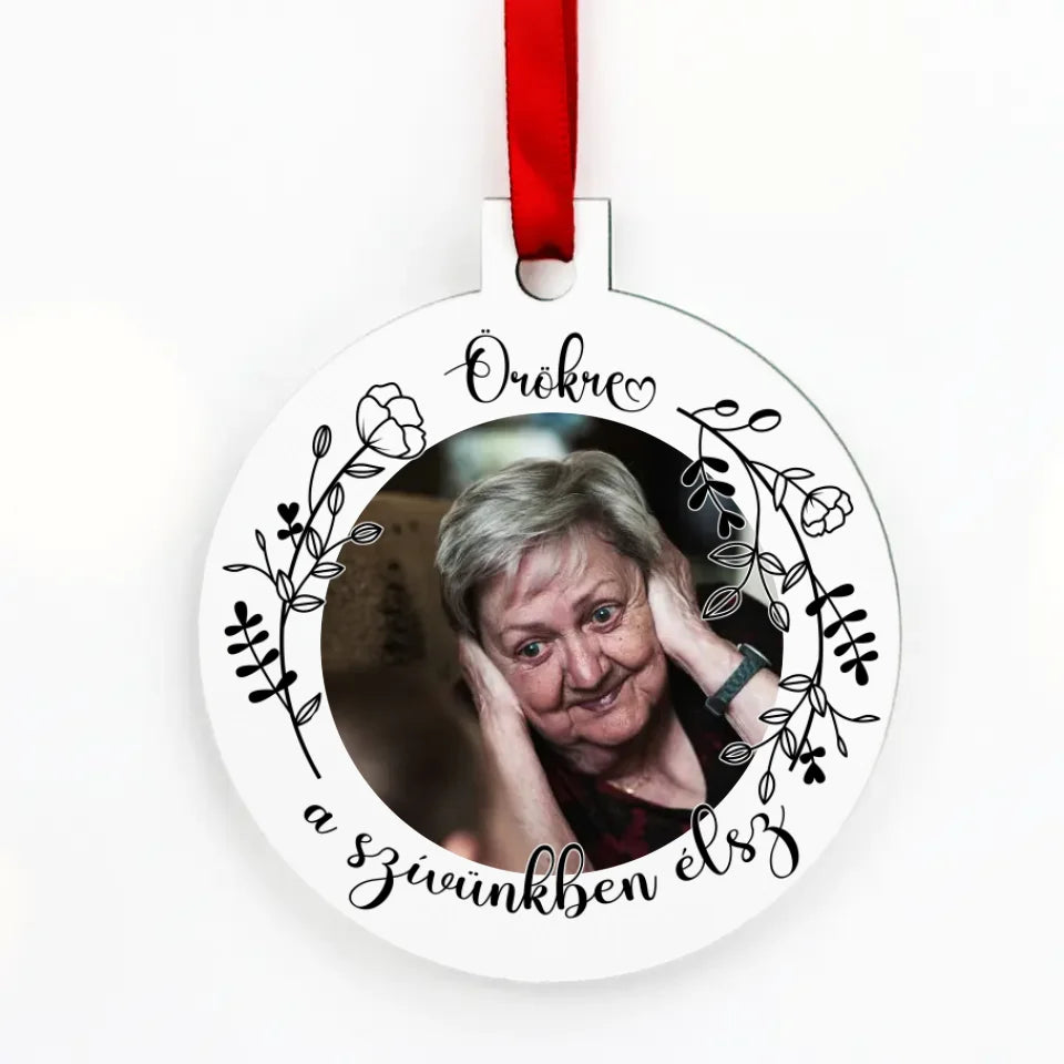 Személyre szabott gyászképes karácsonyfadísz elhunyt szeretteddel, aranyszínű kerettel és megható üzenettel. Tökéletes kegyeleti ajándék karácsonyra, emlék megőrzésére.