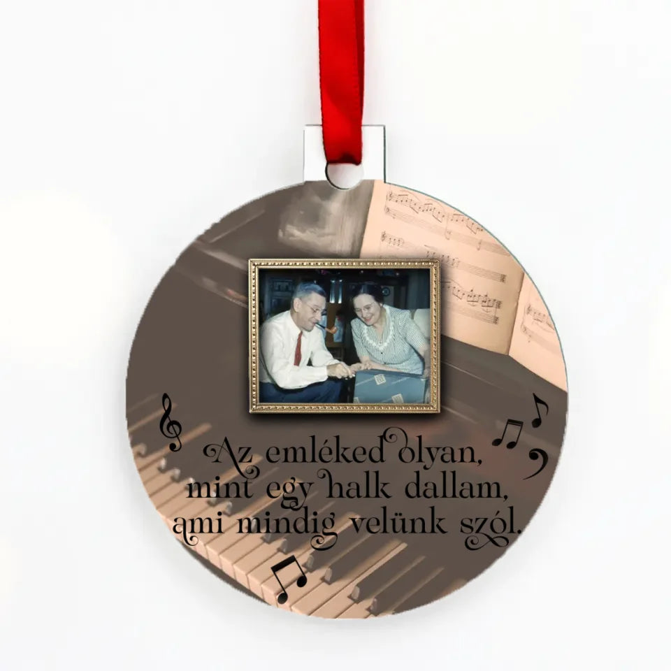 Személyre szabott gyászképes karácsonyfadísz zenei motívumokkal, elhunyt szeretted fényképével és megható üzenettel. Kegyeleti dísz, tökéletes emlékőrző karácsonyi ajándék.