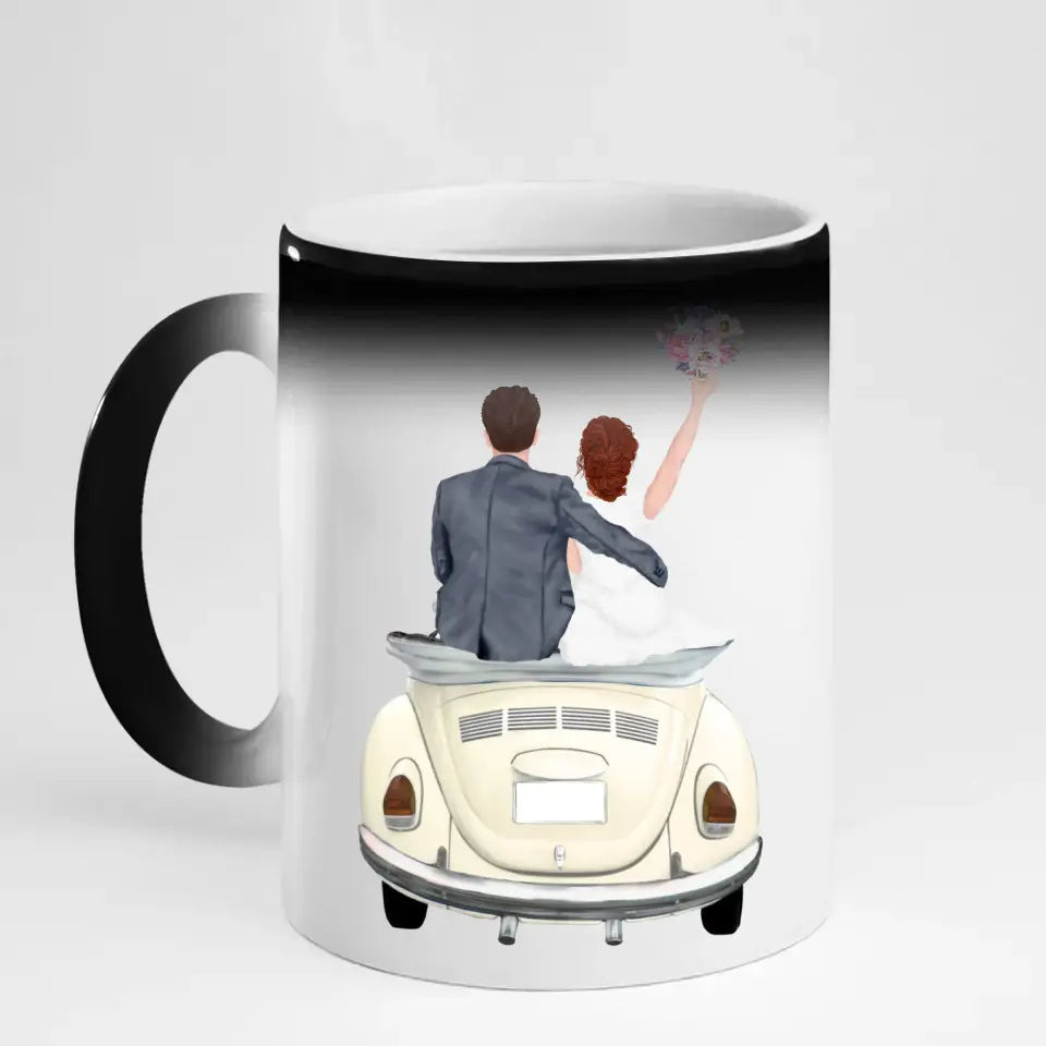 Friss házasok autóban bögre