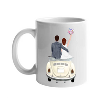 Friss házasok autóban bögre