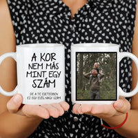 A kor nem más mint egy szám egyedi képes vicces szülinapi bögre