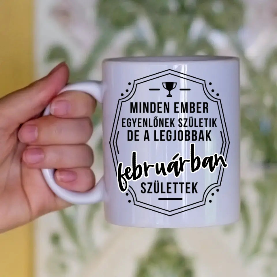 Minden ember egyenlőnek születik születésnapi meglepetés bögre