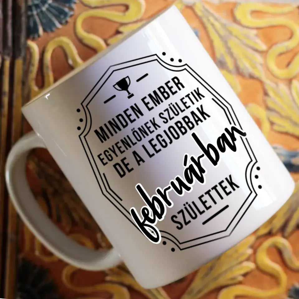 Minden ember egyenlőnek születik születésnapi meglepetés bögre