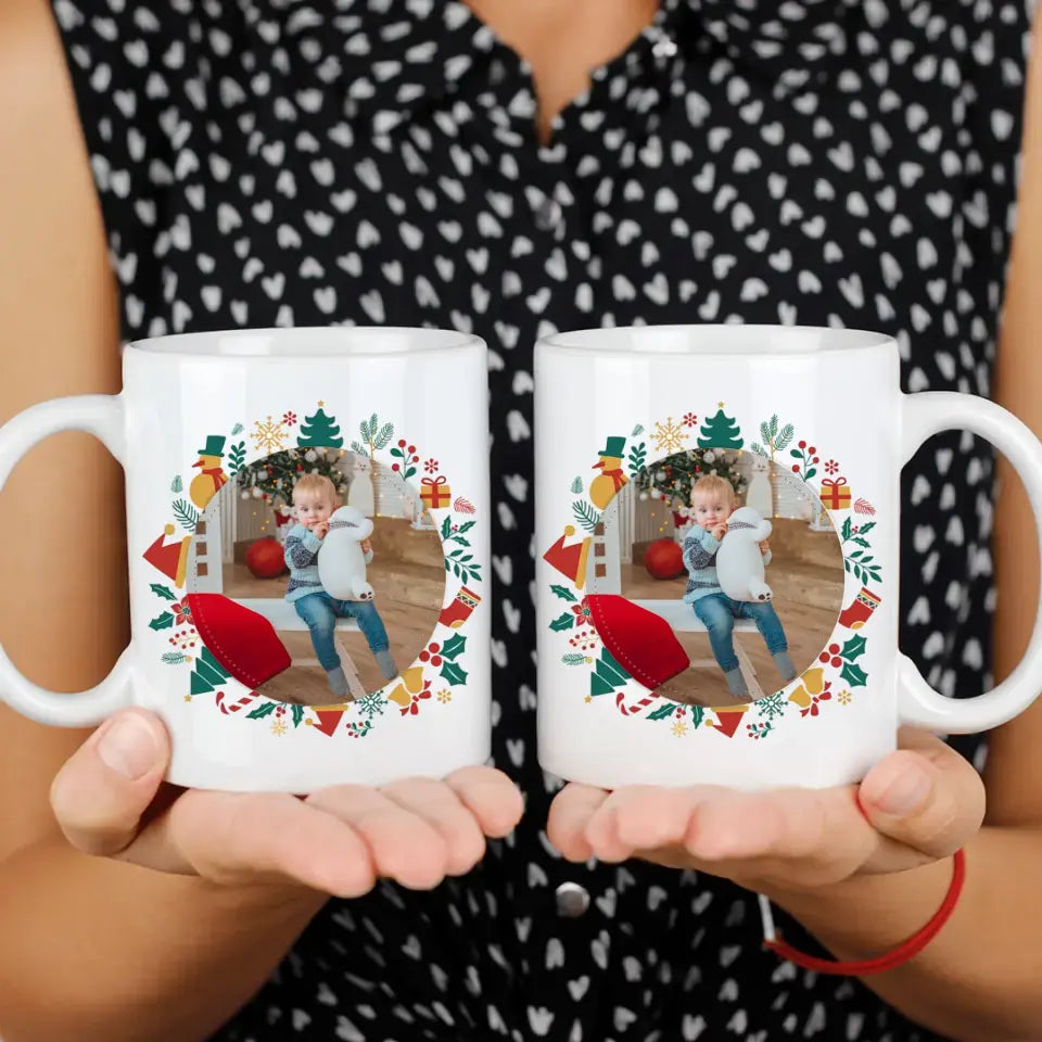 Karácsonyi ajándék bögre egyedi képpel kör alakú keretben