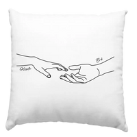 Neves párna egymás felé nyúló kezekkel