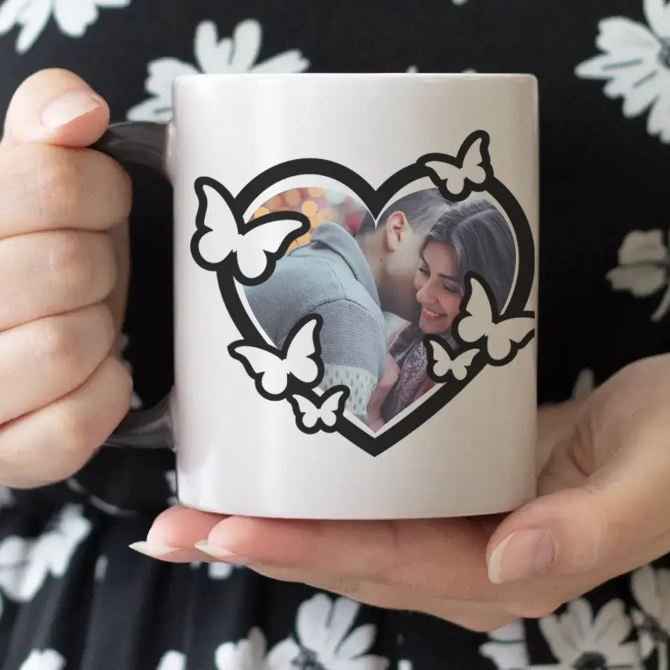 Szív alakú egyedi képes bögre pillangókkal