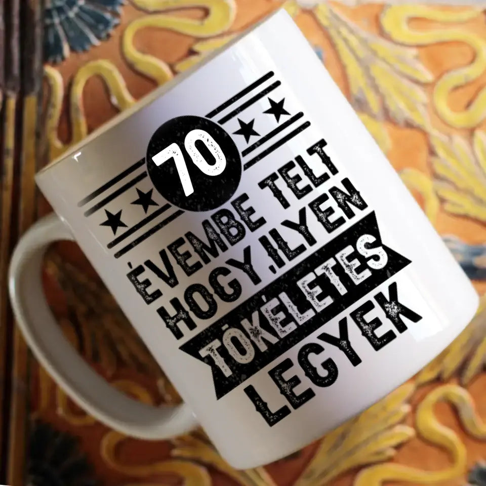 70 évembe telt személyre szabható ajándék bögre születésnapra 70-eseknek