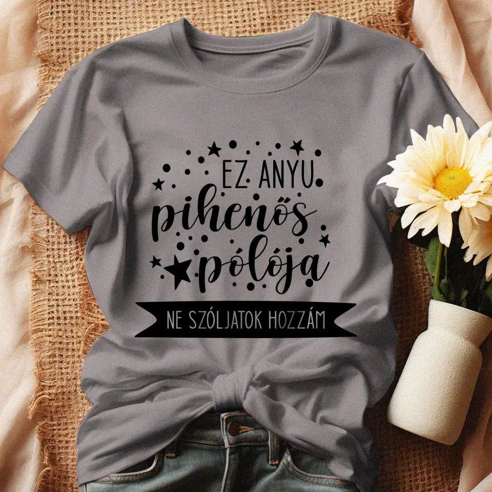 Egyedi ajándék anyukáknak- anyu pihenős pólója szürke