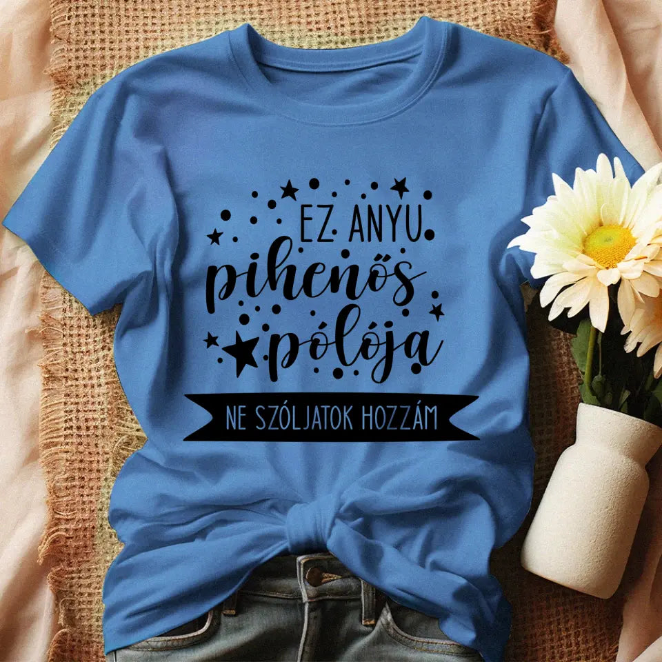 Egyedi ajándék anyukáknak- anyu pihenős pólója kék 